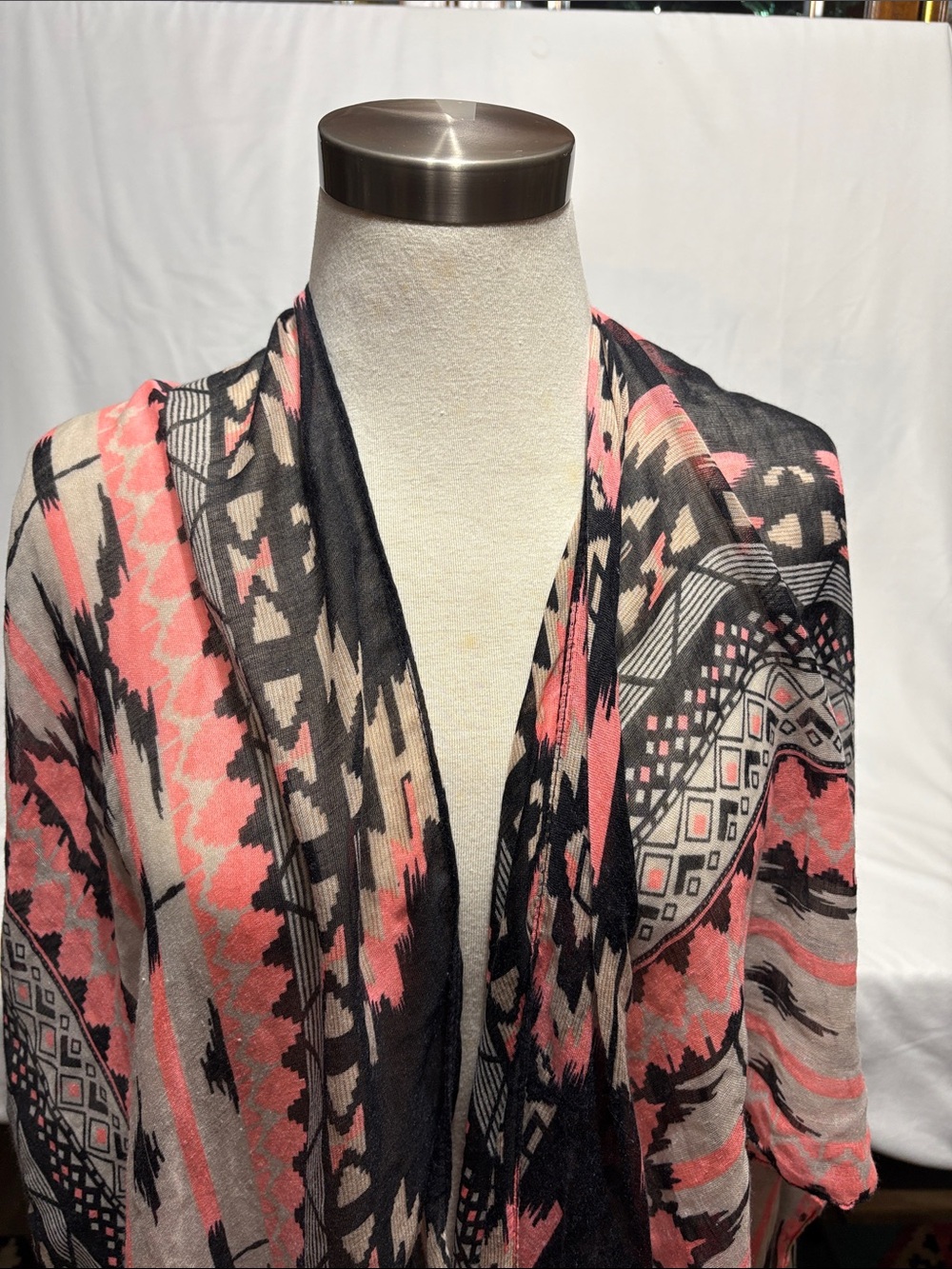 Source Unknown Black, Coral/Pink & Cream Geometric Pattern Lightweight Wrap